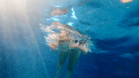 Piscina.-Mamá-le-enseña-a-un-niño-pequeño-a-nadar-en-la-piscina.