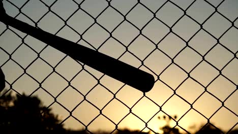 Männer-schlagen-den-Baseballspieler-mit-dem-Sonnenuntergang