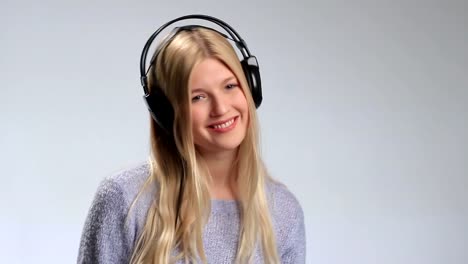 Teenager-Mädchen-mit-Kopfhörern-hört-Musik