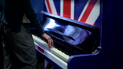 Girl-plays-the-piano