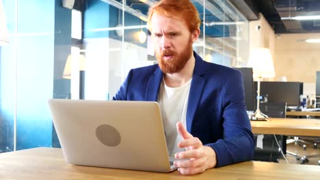 Schlafenden-Mann-bei-der-Arbeit,-rote-Haare