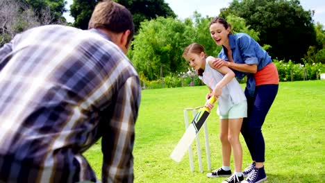 Glückliche-Familie-spielen-cricket