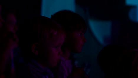 Zwei-Kinder-in-der-Aula,-Blick-auf-die-Bühne.