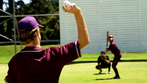 Jugadores-de-béisbol-pitching-ball-durante-la-sesión-de-práctica