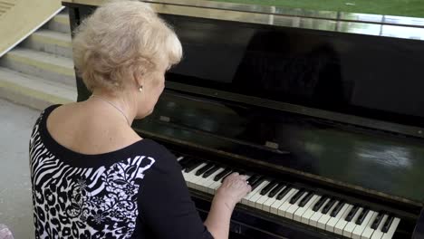 Retrato-de-una-mujer-tocando-el-piano