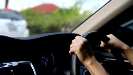 conducir-vehículo-coche-con-atasco-de-tráfico-en-la-ciudad-del-camino