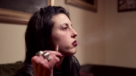 Profil-von-sexy-Frau-raucht-eine-Zigarette-während-des-Fernsehens