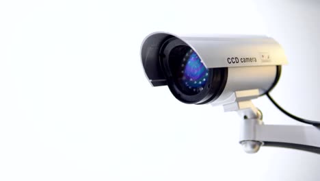 Die-Überwachungskamera-mit-Blinklicht-rot-auf-weißem-Hintergrund.-Nahaufnahme