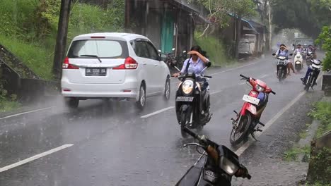 Tráfico-a-lo-largo-de-una-calle-típica-en-la-carretera-durante-la-lluvia-en-Ubud,-Bali,-Indonesia