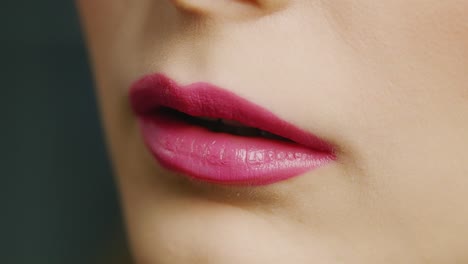 Lippenstift-auf-den-Lippen