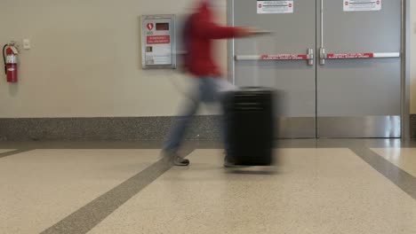 Time-lapse-of-traveling-people-walking-with-luggage-in-an-airport