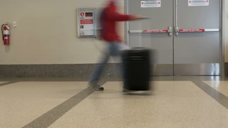 Zeitraffer-von-Menschen-zu-Fuß-mit-dem-Gepäck-in-einem-Flughafen-reisen