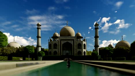 Hands-framing-Taj-Mahal,-zoom-in