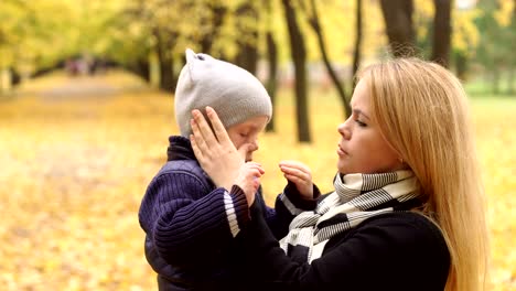 Mutter-beruhigt-ihren-Sohn-weint-im-Herbst-Park.