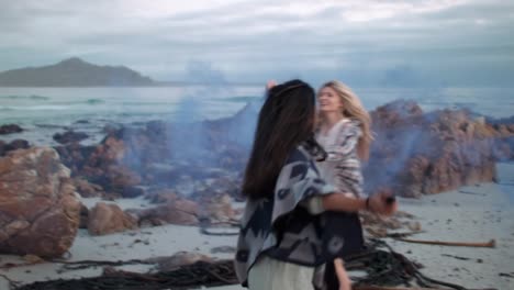 Mujeres-con-granadas-de-humo-bailando-en-la-playa