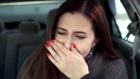 Mujer-llorando-en-el-coche