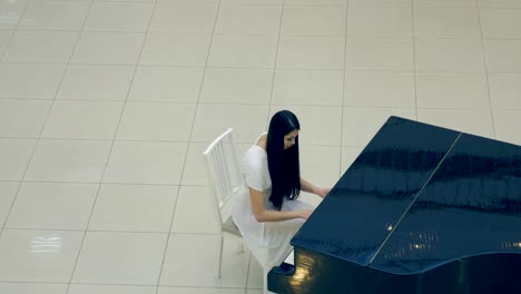 El-pianista-de-niña-tocando-el-piano.-4K.