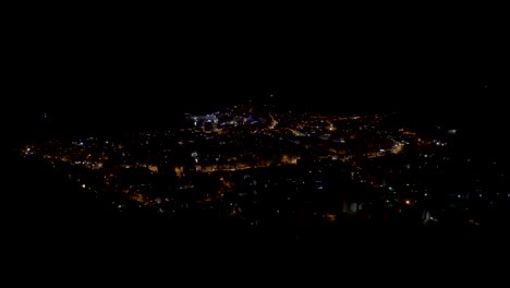 Panorama-Aufnahme-der-Stadt-von-Budva-in-der-Nacht