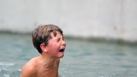 Hijo-en-agonía-después-de-haber-sido-lastimados-físicamente-en-la-piscina.-Joven-llora-incontrolablemente.-Niño-llorando-de-dolor-real.