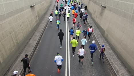 Corredores-del-maratón-de-ciudad-lenta-en-las-calles