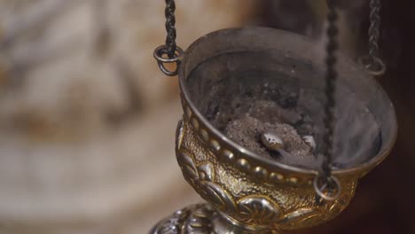 Rauchgerät-in-der-Mitte-das-Ritual.-Close-up-Slow-Motion-Aufnahmen-von-einem-Rauchgerät-in-der-Mitte-das-Ritual-in-der-Mitte-der-Kirche