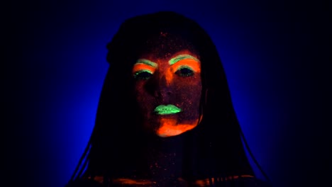 Mode-Modell-Frau-mit-Zöpfen-im-Neonlicht.-Fluoreszierende-Make-up-unter-UV-Schwarzlicht-Leuchten.-Night-Club,-Party,-Halloween-psychedelischen-Konzepte