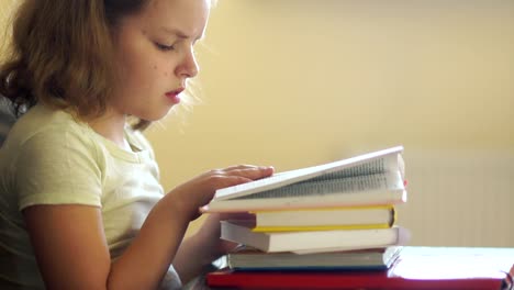 La-chica-prepara-clases,-aburrimiento-lee-libros.-Él-empuja-un-montón-de-libros-y-toma-el-teléfono-con-alegría.-Adicción-a-Internet,-los-problemas-de-la-educación-escolar.-Regreso-a-la-escuela