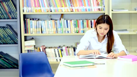 Lassen-Sie-uns-zusammenarbeiten,-um-unsere-Gruppe-Werk-zu-vollenden.-Junge-Studenten-forschen-gemeinsam-in-der-Bibliothek.-Chinesischen-jungen-und-Mädchen.