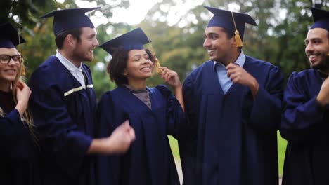 glückliche-Schüler-in-Mörtel-Boards-mit-Diplomen