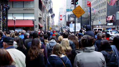 Pie-grande-tráfico-multitudes-se-reúnen-frente-a-Saks-Quinta-Avenida-y-Rockefeller-Center-para-eventos-de-Navidad