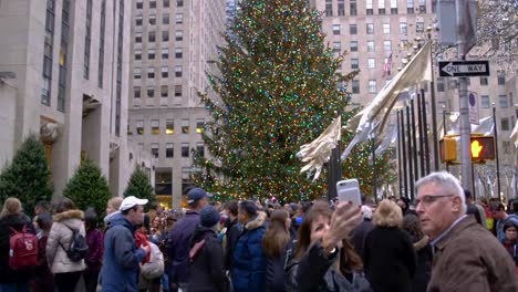 Video-of-The-Christmas-Tree-in-Rockefeller-Center-With-Large-Groups-Of-Tourists