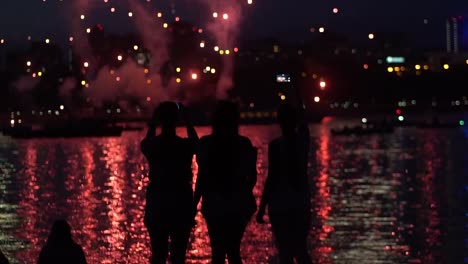 Un-grupo-de-personas-con-un-buen-humor-durante-los-fuegos-artificiales.-cámara-lenta