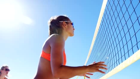 Jugadores-de-voleibol-femenino-jugando-voleibol-4k