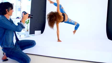 Modelo-de-mujer-posando-para-una-sesión-de-fotos-en-el-estudio-4k