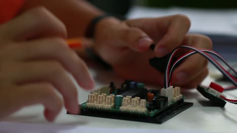 VÁSTAGO-de-educación-para-el-aprendizaje,-electrónica-del-Consejo-para-ser-programa-por-electrónica-robótica-en-laboratorio-en-la-escuela.-Concepto-de-matemáticas,-ingeniería,-ciencia,-tecnología-para-la-innovación-en-el-aula