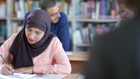 Estudiante-en-Hijab-estudiando-en-el-Colegio