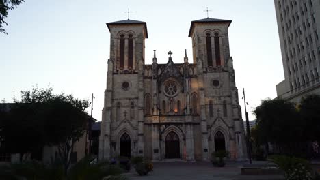 San-Fernando-Kathedrale-späten-Nachmittag-Walking-in-Richtung-zu-ihm