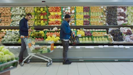 Im-Supermarkt:-vielfältige-Gruppe-von-Menschen,-die-Einkaufen-für-Bio-Obst-und-Gemüse-im-Bereich-Frischprodukte-des-Ladens.