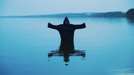 Bruja-malvada-en-una-capilla-del-negro-en-el-río