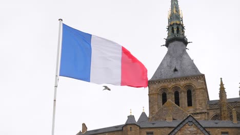 Echte-französische-Flagge-am-Mont-Saint-Michel-in-Zeitlupe