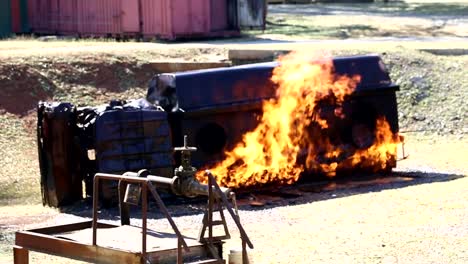 Los-bomberos-utilizan-agua-en-incendios-de-funcionamiento-/-Escuela-de-formación-de-bomberos-y-rescate-regularmente-para-prepararse---ayuda,-fuego-lucha-concepto-de-práctica