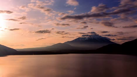 Timelapse-Berg-Fuji-aus-Motosu-See-bei-Sonnenaufgang,-Yamanashi,-Japan