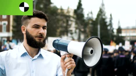 Mann-bei-politischen-Treffen-mit-Banner-mit-Punkten-für-die-Verfolgung,-um-den-Raum-Text