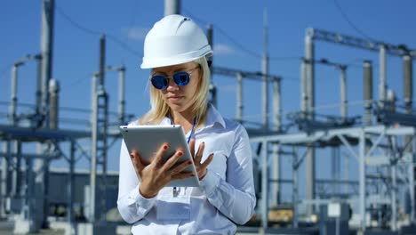 Sonriente-trabajador-eléctrico-femenino-en-una-tablet