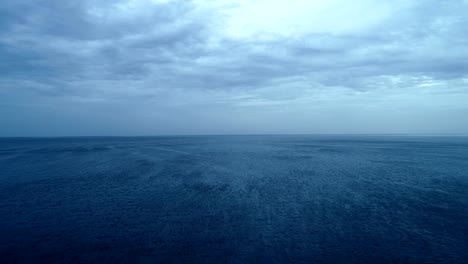 El-vuelo-sobre-el-océano-en-el-fondo-de-la-corriente-de-nubes