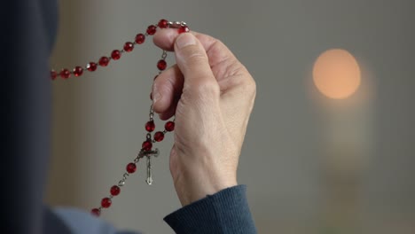 Händen-der-Ordensfrau-auf-Rosenkranz-beten.