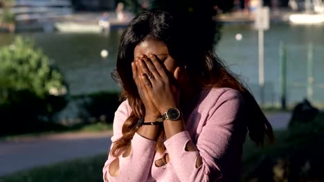 Desesperada-mujer-africana-americana-solitaria-llorando-en-el-Parque