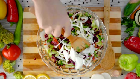 Adding-onion-slices-to-the-salad-bowl