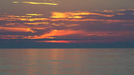 Sonnenuntergang-in-den-Horizont-über-dem-Meer