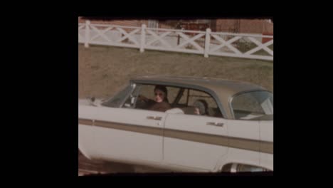 1959-el-niño-dispara-pistola-de-coches-de-época-1957-Plymouth-Belvedere
